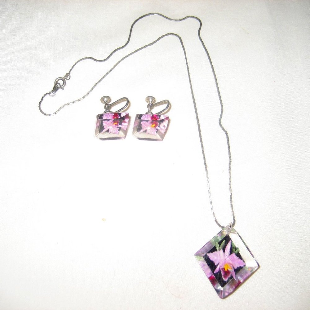 Old Iris Flower Lucite 2 pc Set Delicate